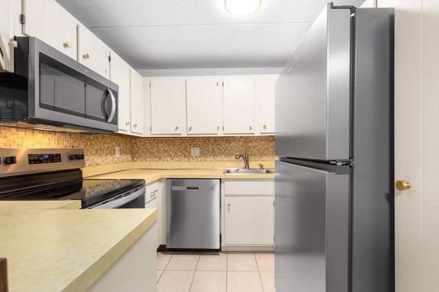 685 Oak St 17-1, Brockton, MA 02301