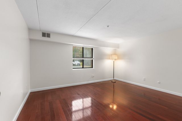 685 Oak St 17-1, Brockton, MA 02301