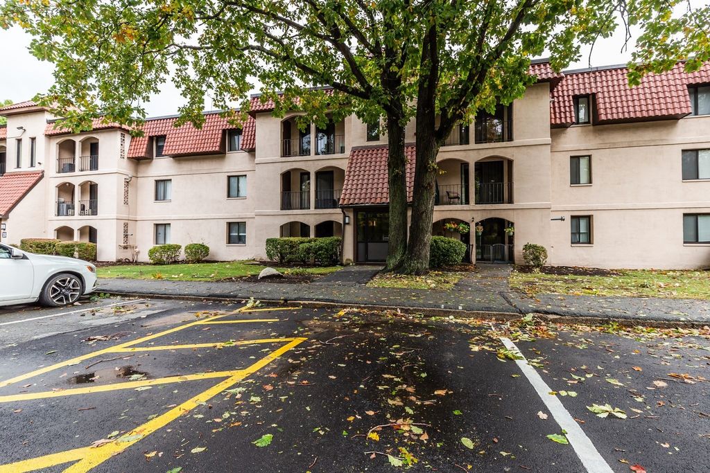 685 Oak St 17-1, Brockton, MA 02301