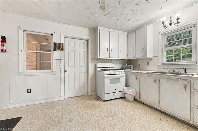 607 Walker Avenue, Graham, NC 27253