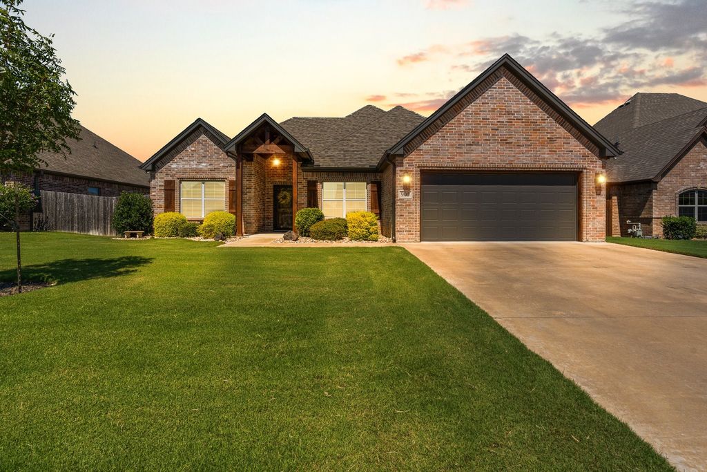 905 Bent Wood Lane, Cleburne, TX 76033