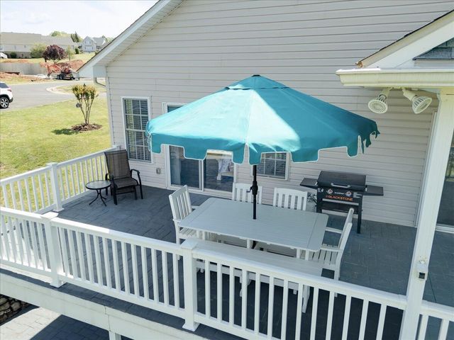 225 Lands End CIR, Union Hall, VA 24176