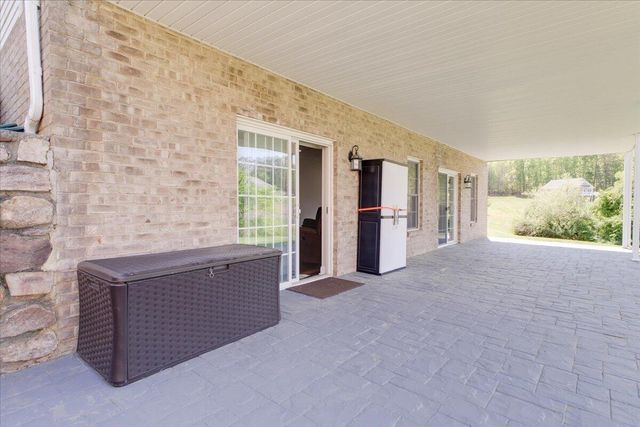 225 Lands End CIR, Union Hall, VA 24176