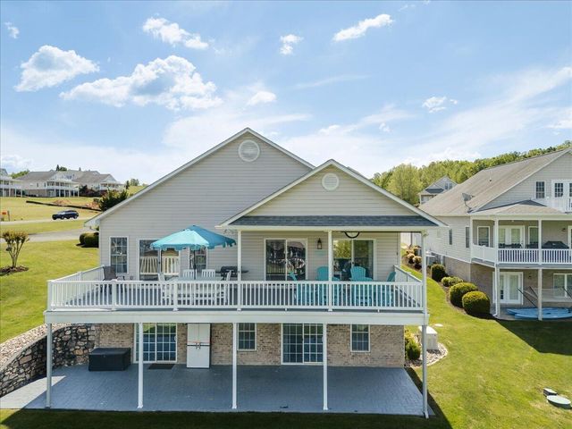 225 Lands End CIR, Union Hall, VA 24176
