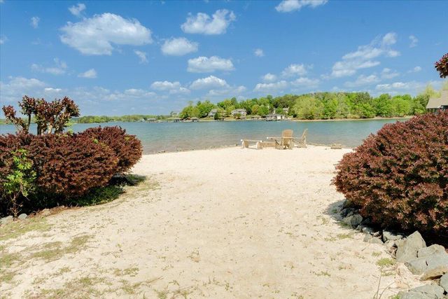 225 Lands End CIR, Union Hall, VA 24176