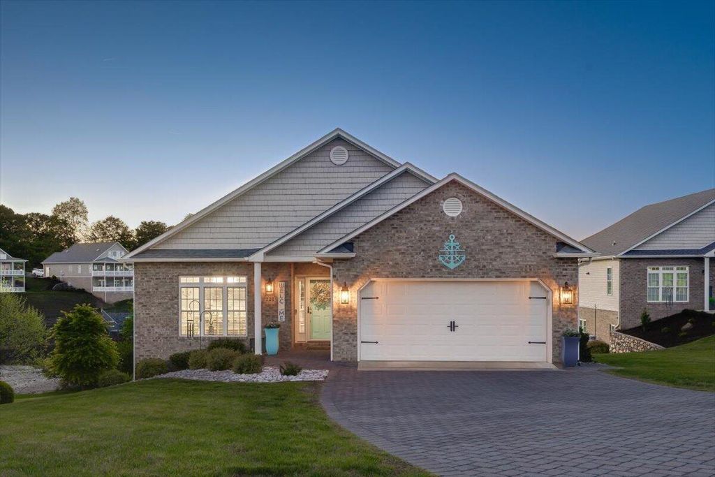 225 Lands End CIR, Union Hall, VA 24176
