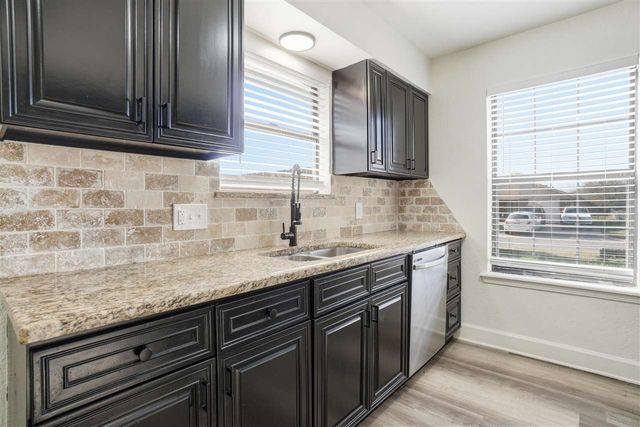 3811 SW Hickory Ln, Lawton, OK 73505