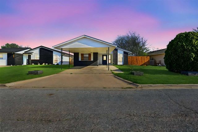 3811 SW Hickory Ln, Lawton, OK 73505