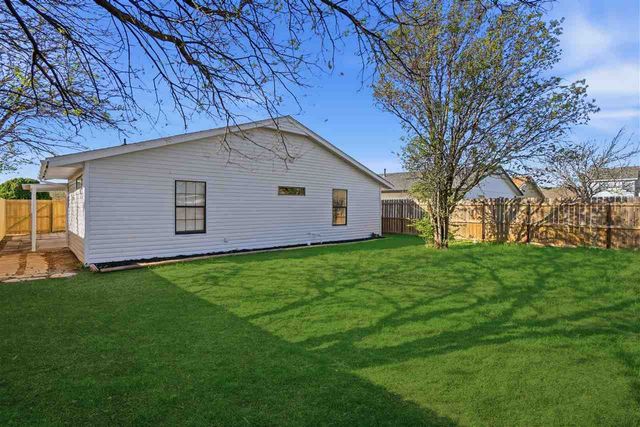 3811 SW Hickory Ln, Lawton, OK 73505