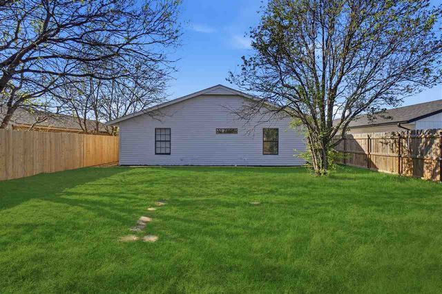 3811 SW Hickory Ln, Lawton, OK 73505