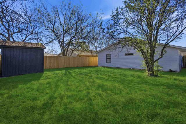 3811 SW Hickory Ln, Lawton, OK 73505