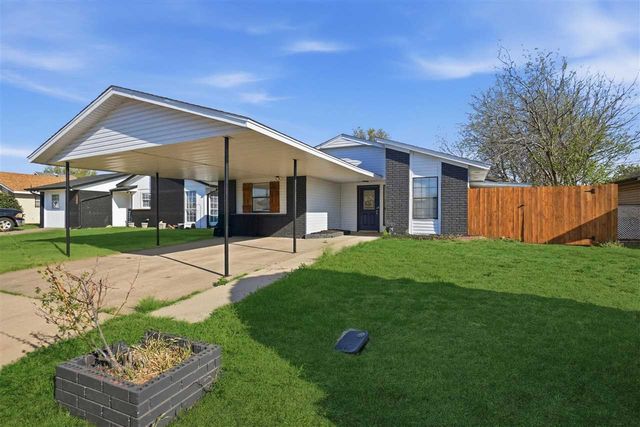 3811 SW Hickory Ln, Lawton, OK 73505