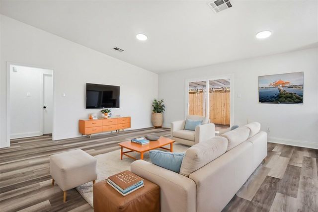 3811 SW Hickory Ln, Lawton, OK 73505