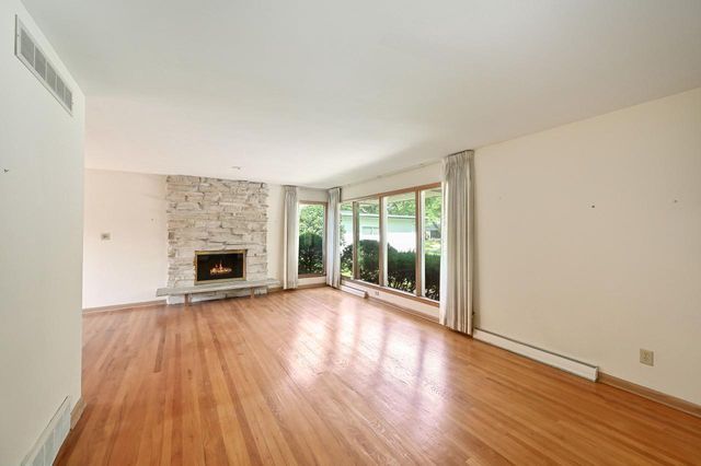 548 E Fox Dale COURT, Fox Point, WI 53217