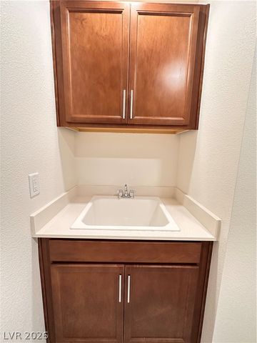 8038 Minavalle Avenue, Las Vegas, NV 89113