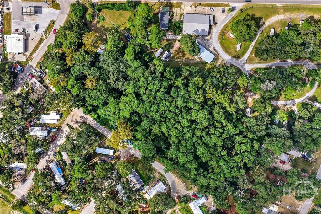 Image 10 of property listing at 4709 Ogeechee Road, Savannah, GA 31405