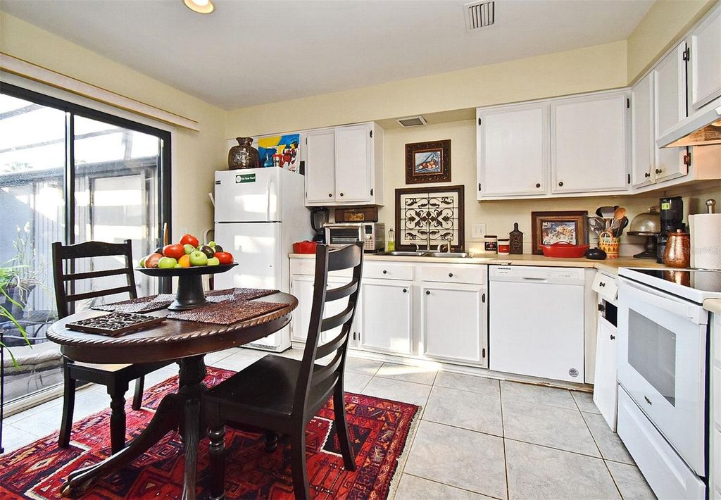 Image 8 of property listing at 686 LAKE VILLAS DRIVE 686, Altamonte Springs, FL 32701