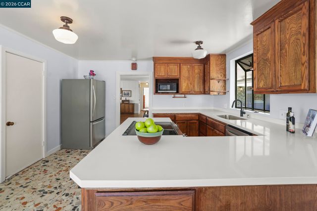 1931 Dowrelio Dr, Crockett, CA 94525
