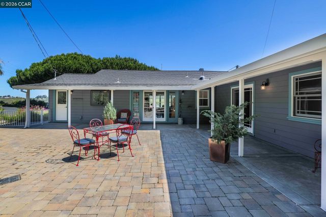 1931 Dowrelio Dr, Crockett, CA 94525