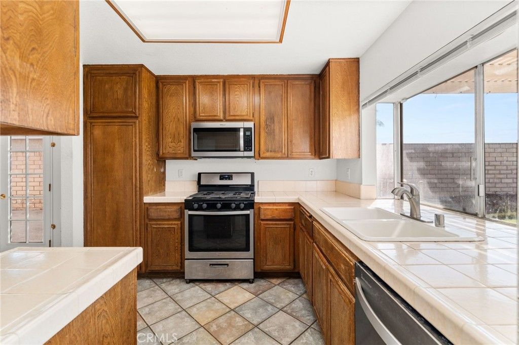 Image 16 of property listing at 1224 Palos Verde, Eastvale, CA 92880