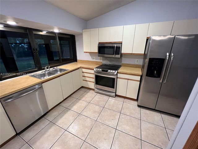 1921 SW Hickock Ter, Port St. Lucie, FL 34953