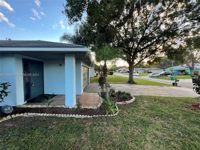 1921 SW Hickock Ter, Port St. Lucie, FL 34953
