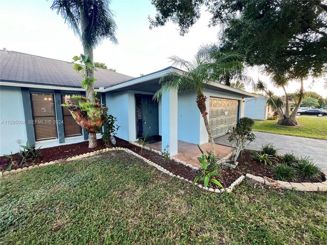 1921 SW Hickock Ter, Port St. Lucie, FL 34953