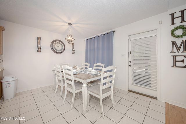 56 Lakeview Drive, Ocean Springs, MS 39564