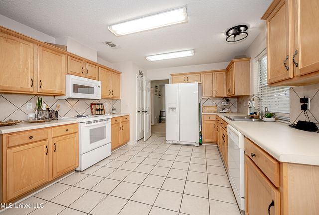 56 Lakeview Drive, Ocean Springs, MS 39564