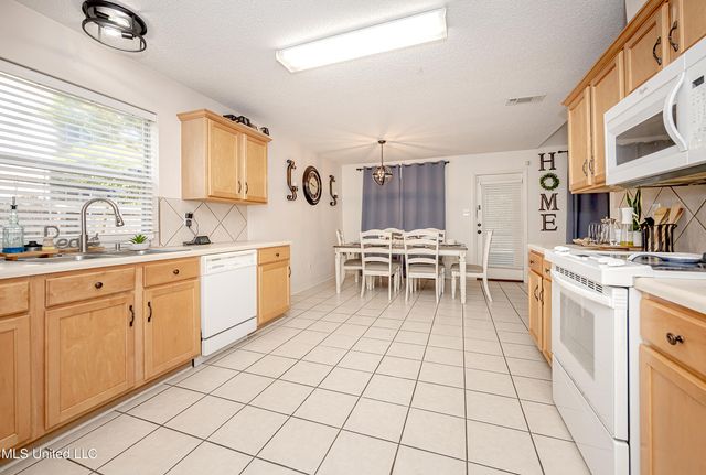 56 Lakeview Drive, Ocean Springs, MS 39564