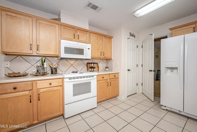 56 Lakeview Drive, Ocean Springs, MS 39564