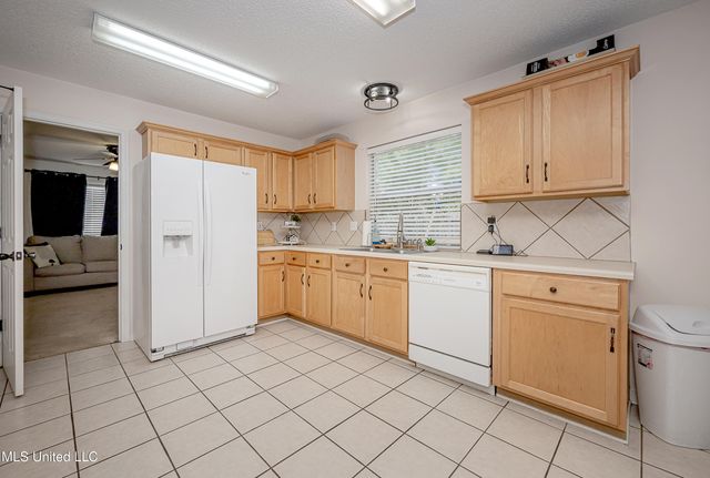 56 Lakeview Drive, Ocean Springs, MS 39564