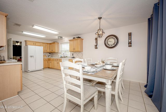56 Lakeview Drive, Ocean Springs, MS 39564