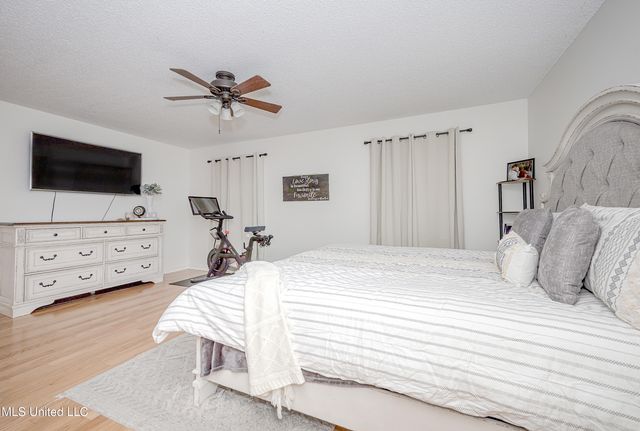 56 Lakeview Drive, Ocean Springs, MS 39564
