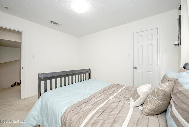 56 Lakeview Drive, Ocean Springs, MS 39564