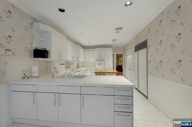 153 Ashley Place, Park Ridge, NJ 07656