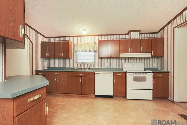 29437 Burns Ln, Walker, LA 70785