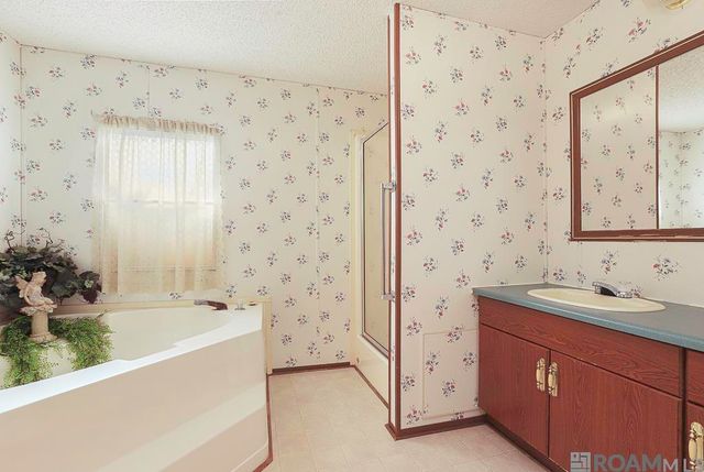 29437 Burns Ln, Walker, LA 70785