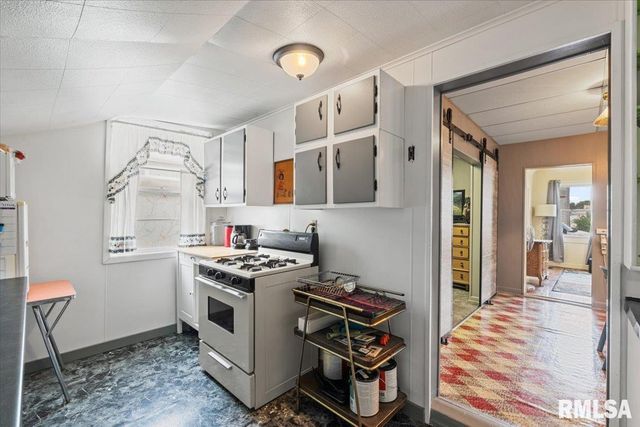 1505 W 14TH Street, Davenport, IA 52804