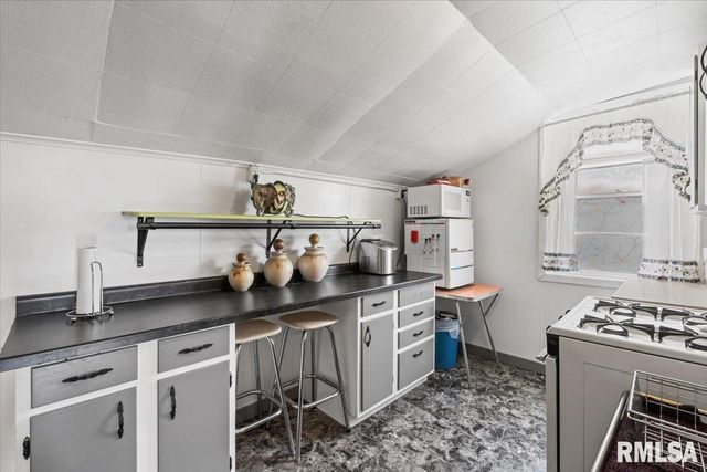 1505 W 14TH Street, Davenport, IA 52804