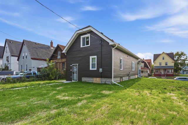 2920 N 27th STREET, Milwaukee, WI 53210