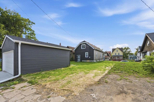 2920 N 27th STREET, Milwaukee, WI 53210