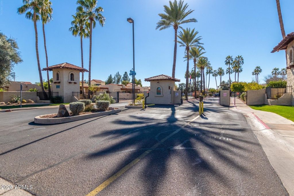 2915 W KELTON Lane, Phoenix, AZ 85053 — exterior