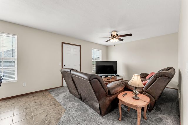 2462 W Cedar Creek Drive, Springfield, MO 65803