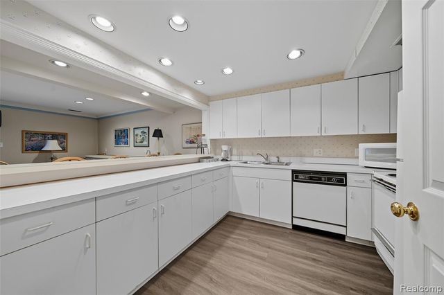 19710 W 13 Mile Road 108, Beverly Hills, MI 48025