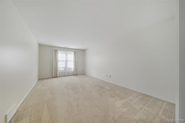 19710 W 13 Mile Road 108, Beverly Hills, MI 48025