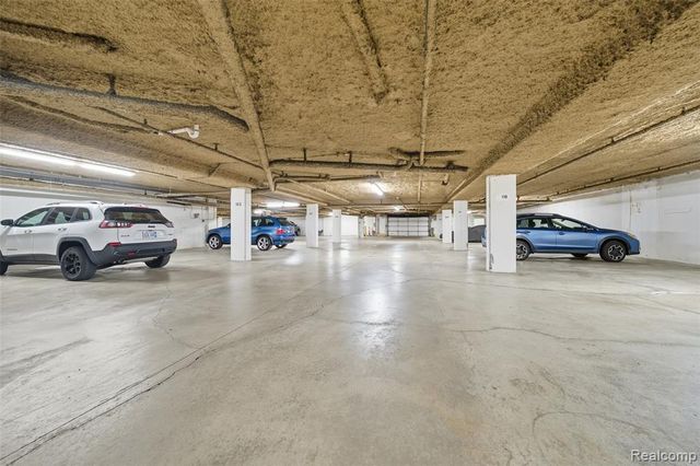 19710 W 13 Mile Road 108, Beverly Hills, MI 48025