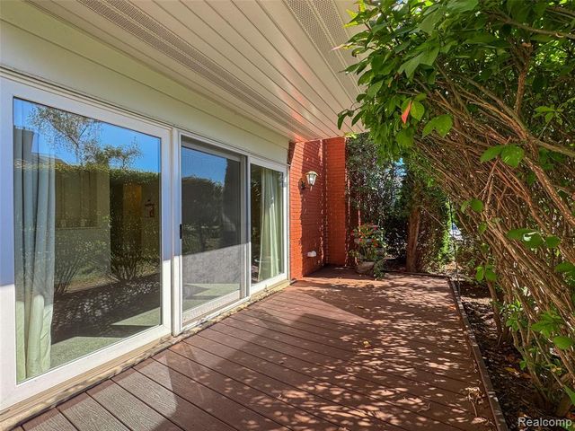 19710 W 13 Mile Road 108, Beverly Hills, MI 48025