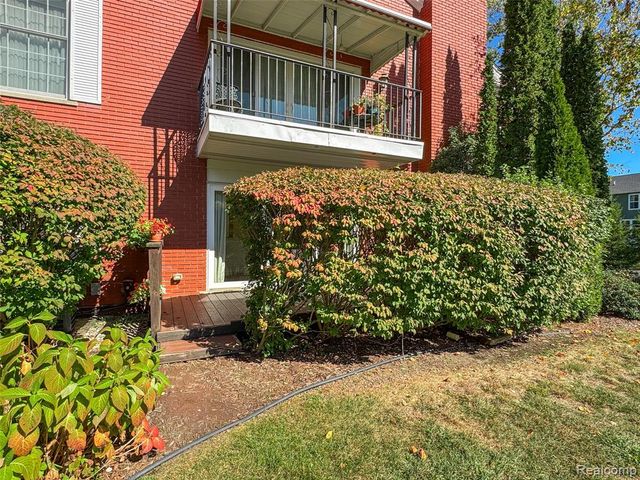 19710 W 13 Mile Road 108, Beverly Hills, MI 48025