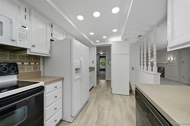 19710 W 13 Mile Road 108, Beverly Hills, MI 48025